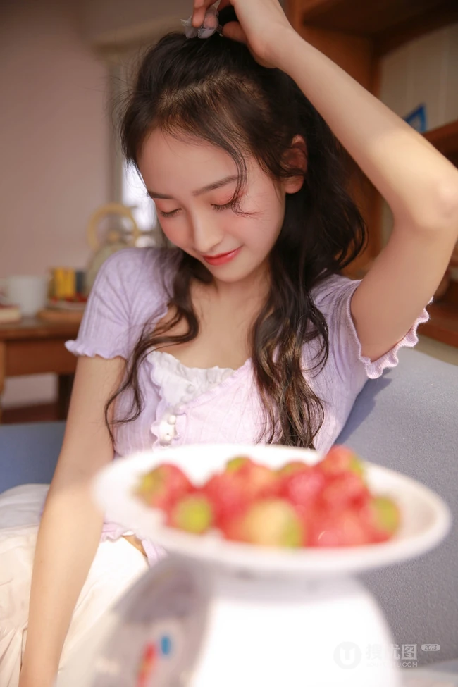 爱吃草莓的浅粉苗条女生小姐姐居家室内唯美高清写真图片