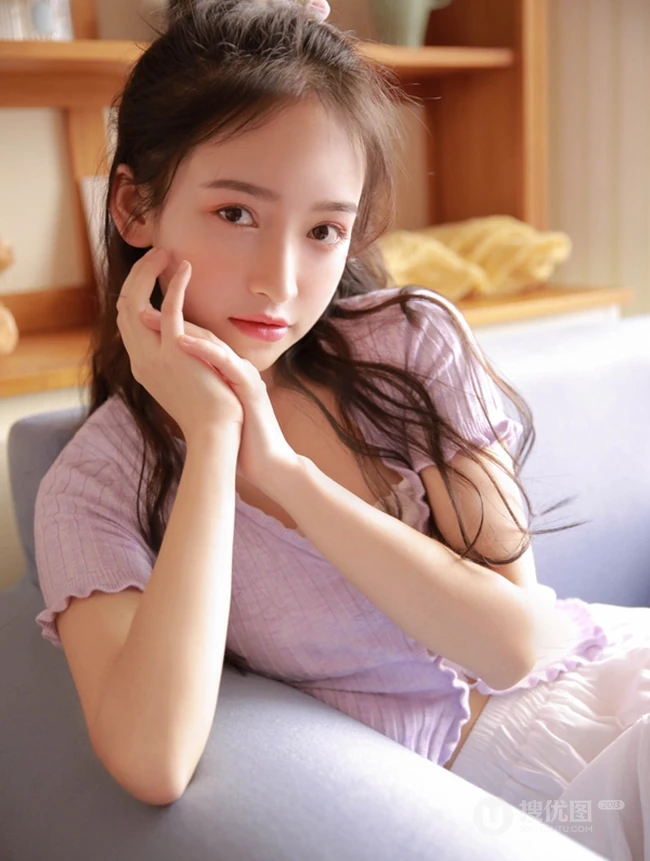 爱吃草莓的浅粉苗条女生小姐姐居家室内唯美高清写真图片
