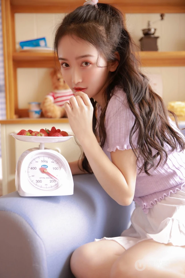 爱吃草莓的浅粉苗条女生小姐姐居家室内唯美高清写真图片