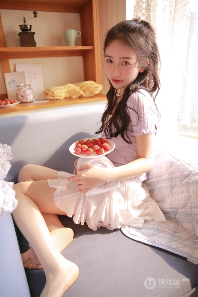 爱吃草莓的浅粉苗条女生小姐姐居家室内唯美高清写真图片
