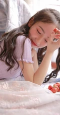 爱吃草莓的浅粉苗条女生小姐姐居家室内唯美高清写真图片