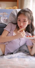 爱吃草莓的浅粉苗条女生小姐姐居家室内唯美高清写真图片