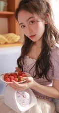 爱吃草莓的浅粉苗条女生小姐姐居家室内唯美高清写真图片