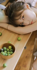 大眼睛可爱女生小姐姐小碎花肩带衫短裤居家把腿张开清新图片
