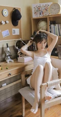 大眼睛可爱女生小姐姐小碎花肩带衫短裤居家把腿张开清新图片