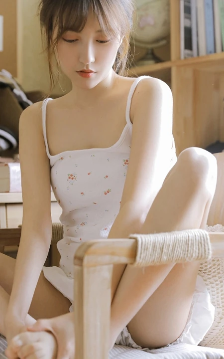 大眼睛可爱女生小姐姐小碎花肩带衫短裤居家把腿张开清新图片