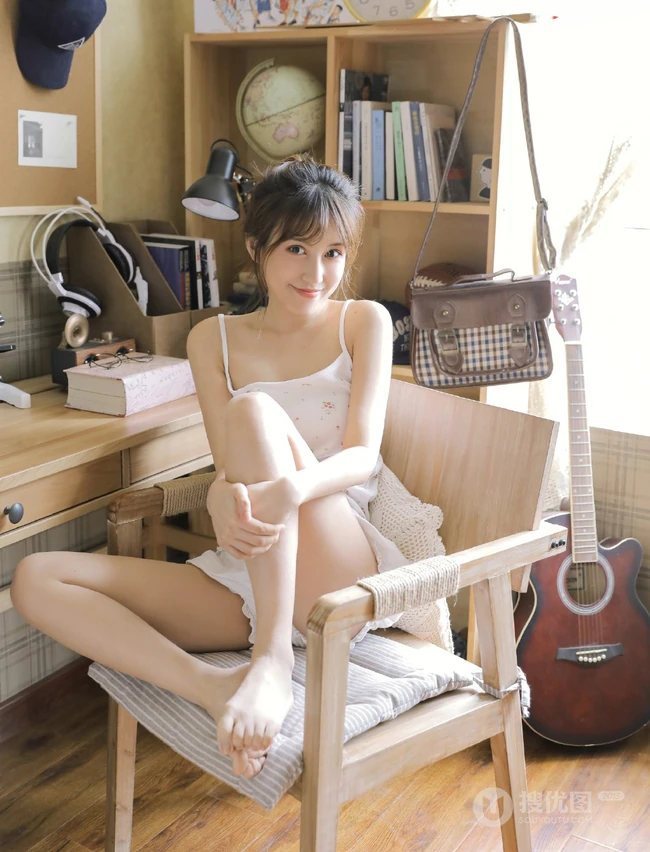 大眼睛可爱女生小姐姐小碎花肩带衫短裤居家把腿张开清新图片