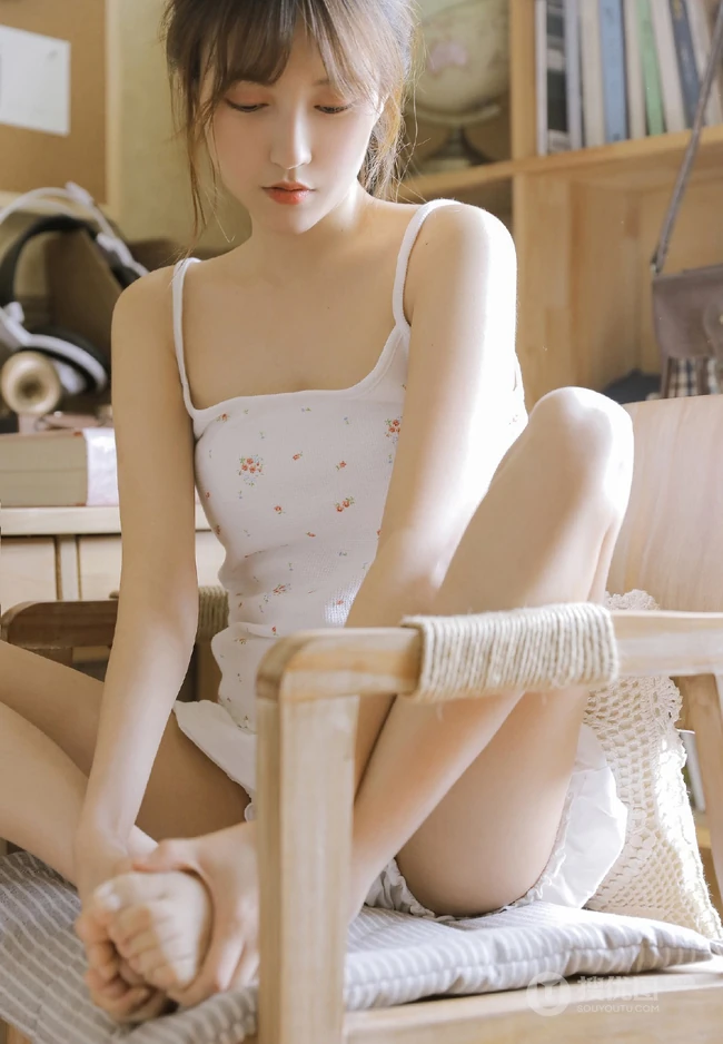 大眼睛可爱女生小姐姐小碎花肩带衫短裤居家把腿张开清新图片