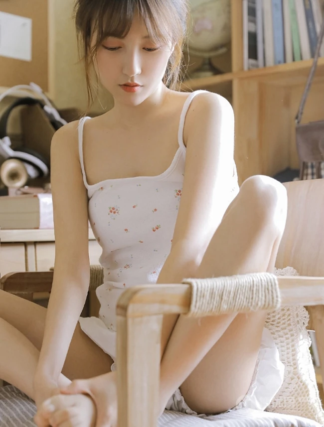 大眼睛可爱女生小姐姐小碎花肩带衫短裤居家把腿张开清新图片