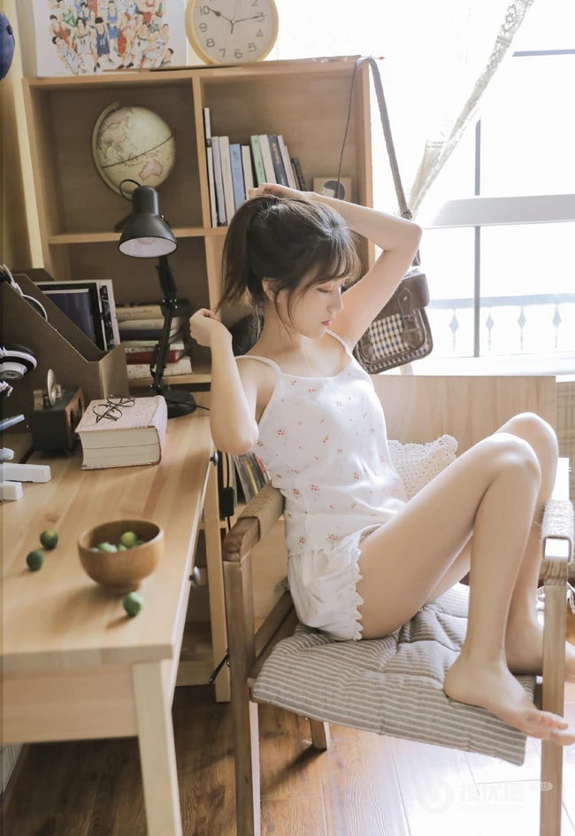 大眼睛可爱女生小姐姐小碎花肩带衫短裤居家把腿张开清新图片