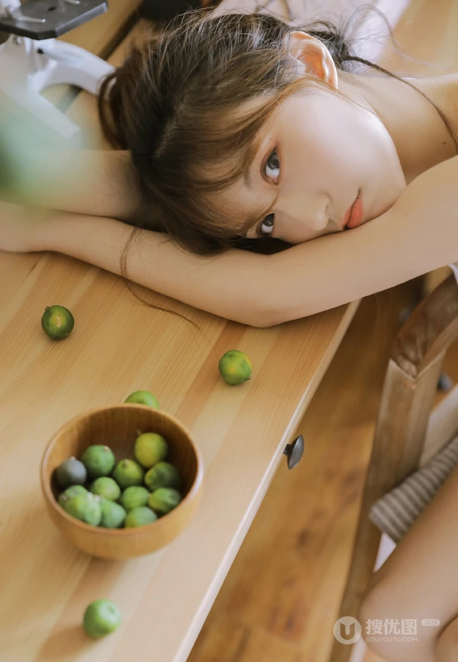 大眼睛可爱女生小姐姐小碎花肩带衫短裤居家把腿张开清新图片