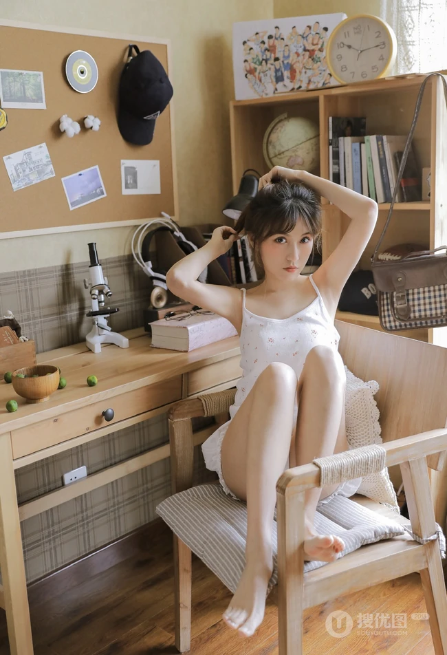 大眼睛可爱女生小姐姐小碎花肩带衫短裤居家把腿张开清新图片