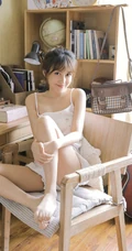大眼睛可爱女生小姐姐小碎花肩带衫短裤居家把腿张开清新图片