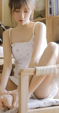 大眼睛可爱女生小姐姐小碎花肩带衫短裤居家把腿张开清新图片