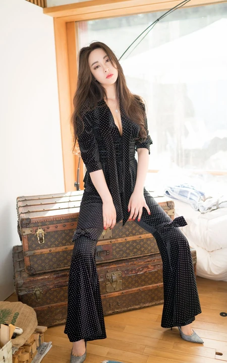 气质绝美气质柔女生神穆菲菲多套服饰把腿张开气质写真图片