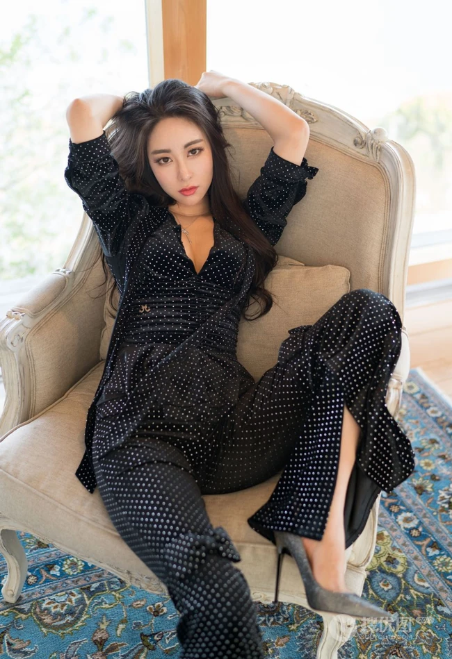 气质绝美气质柔女生神穆菲菲多套服饰把腿张开气质写真图片
