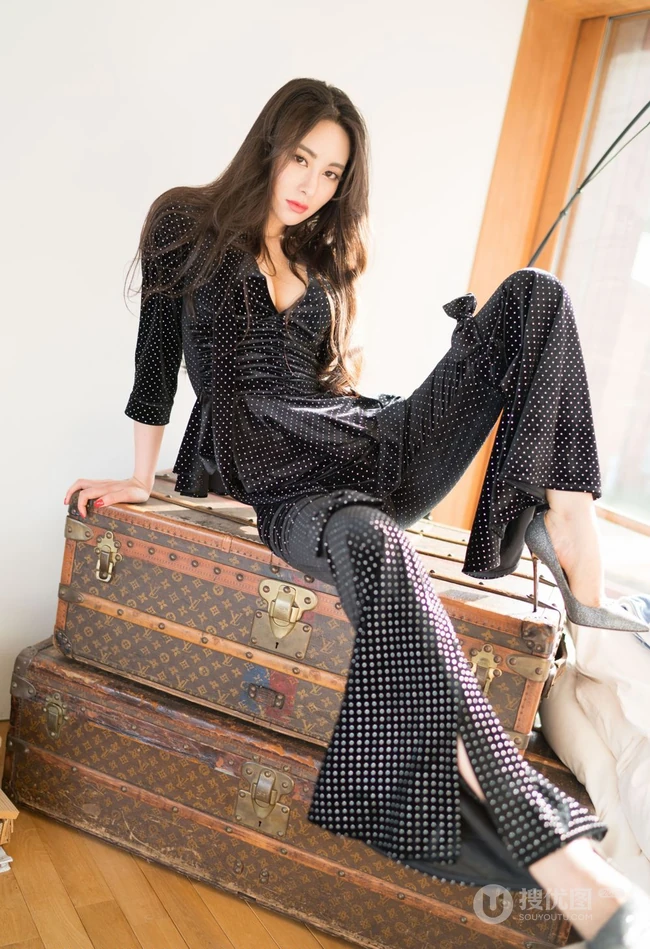 气质绝美气质柔女生神穆菲菲多套服饰把腿张开气质写真图片