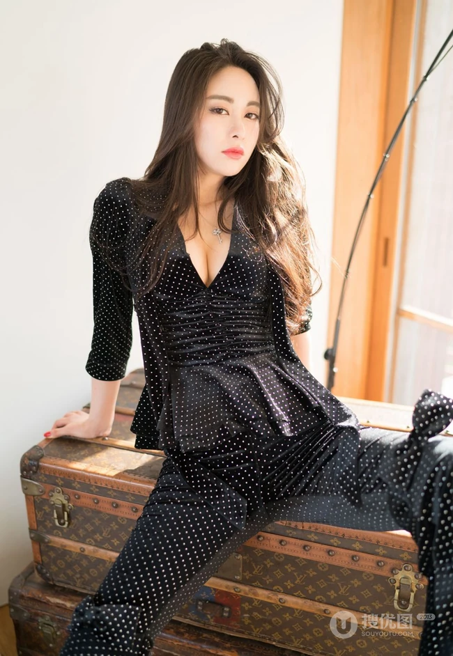 气质绝美气质柔女生神穆菲菲多套服饰把腿张开气质写真图片