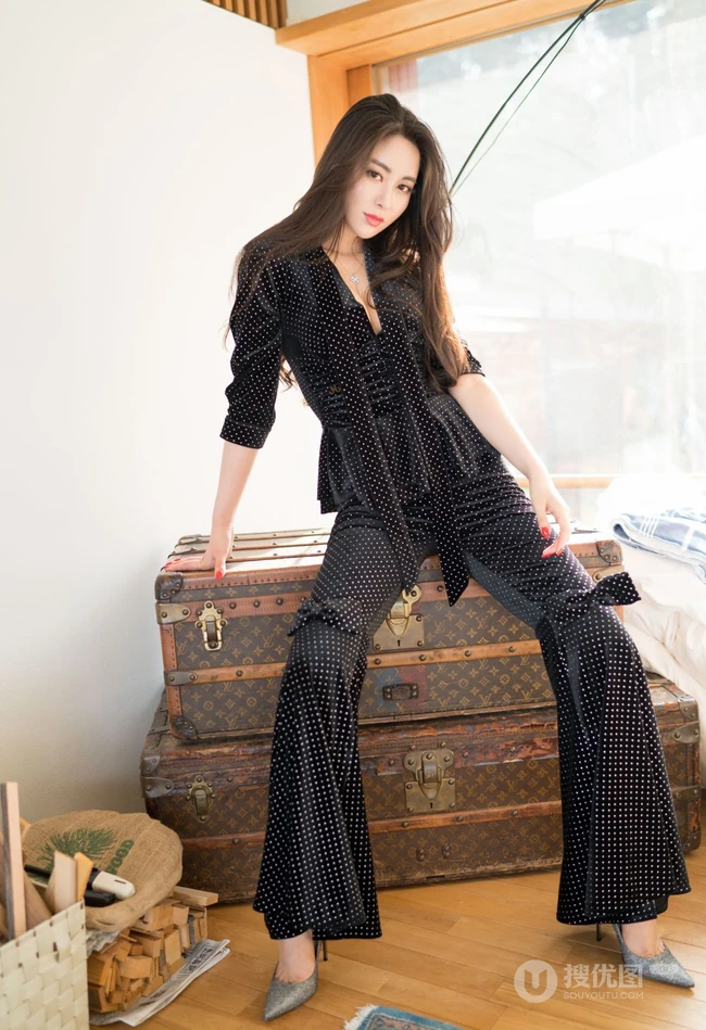 气质绝美气质柔女生神穆菲菲多套服饰把腿张开气质写真图片