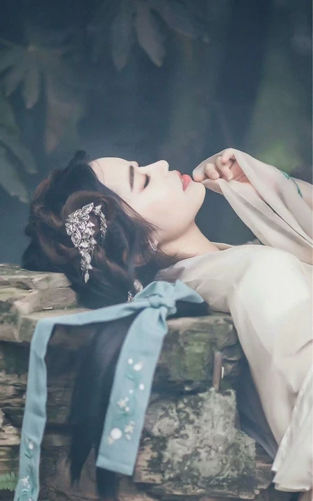 躺在石头上的古风美女