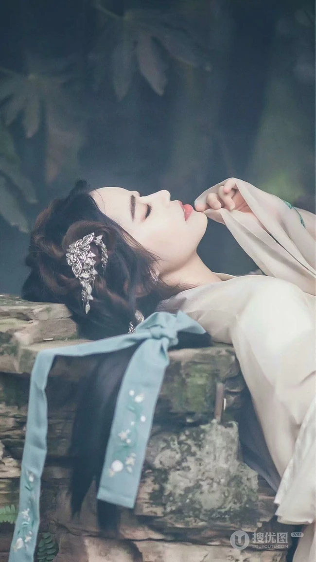 躺在石头上的古风美女