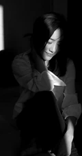 王智浅笑怡人黑白质感写真大片，白衣衬衫加身清新靓丽