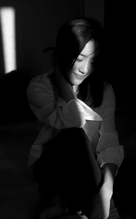 王智浅笑怡人黑白质感写真大片，白衣衬衫加身清新靓丽