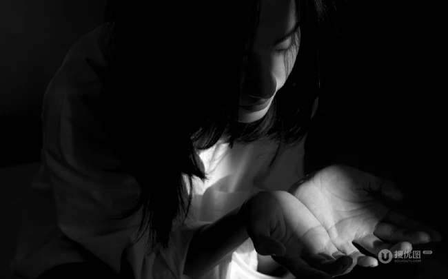 王智浅笑怡人黑白质感写真大片，白衣衬衫加身清新靓丽