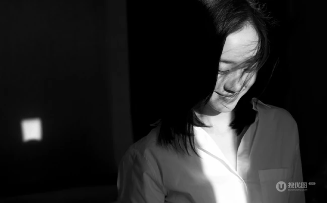 王智浅笑怡人黑白质感写真大片，白衣衬衫加身清新靓丽