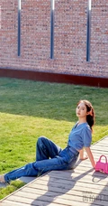 陈钰琪蓝衣牛仔裤休闲装扮现身街头美拍照片登杂志封面写真图片