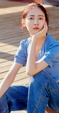 陈钰琪蓝衣牛仔裤休闲装扮现身街头美拍照片登杂志封面写真图片