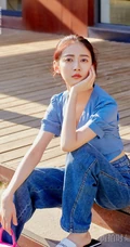 陈钰琪蓝衣牛仔裤休闲装扮现身街头美拍照片登杂志封面写真图片