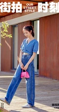 陈钰琪蓝衣牛仔裤休闲装扮现身街头美拍照片登杂志封面写真图片