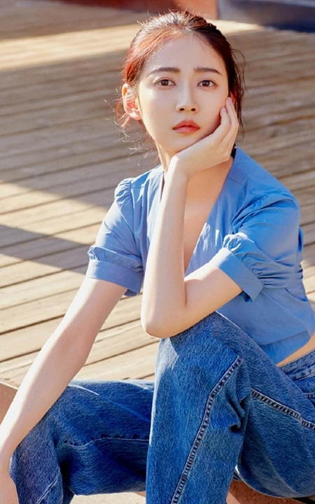 陈钰琪蓝衣牛仔裤休闲装扮现身街头美拍照片登杂志封面写真图片
