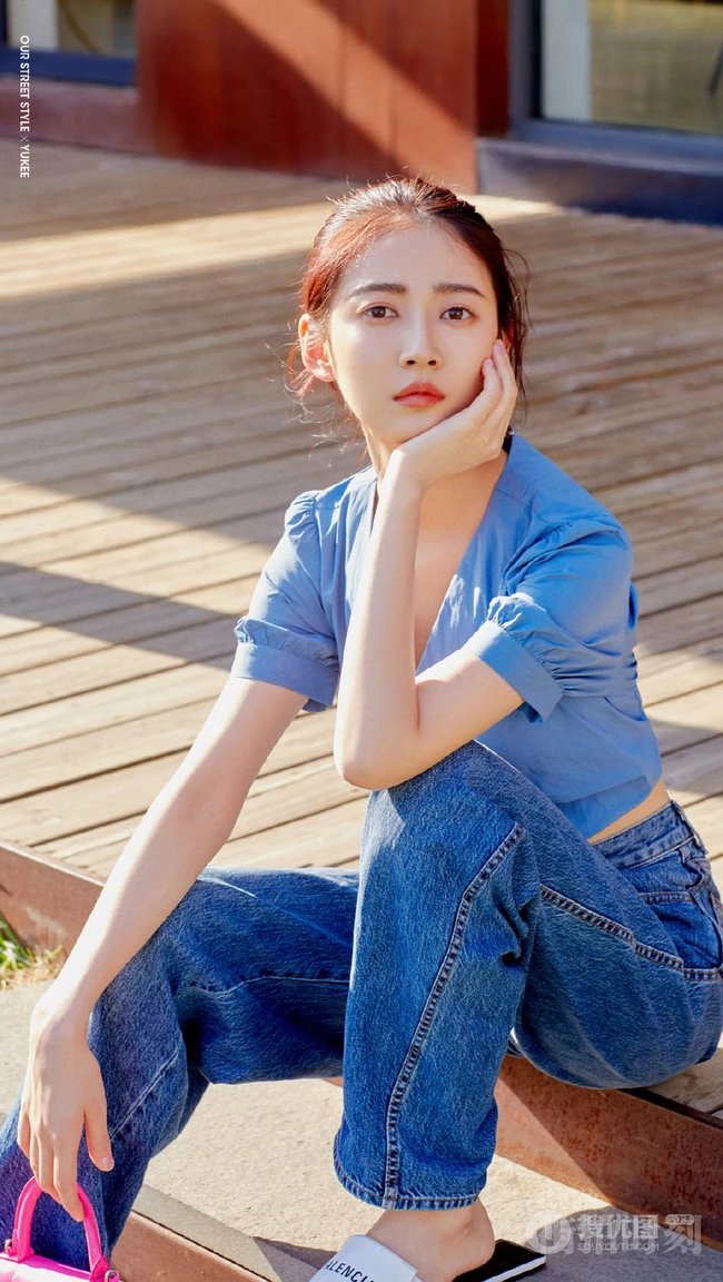 陈钰琪蓝衣牛仔裤休闲装扮现身街头美拍照片登杂志封面写真图片
