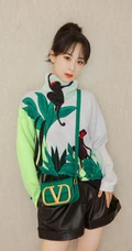 杨紫身穿白色嵌花刺绣毛衣搭配皮质短裤元气写真图片