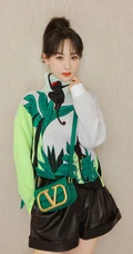 杨紫身穿白色嵌花刺绣毛衣搭配皮质短裤元气写真图片
