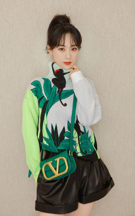 杨紫身穿白色嵌花刺绣毛衣搭配皮质短裤元气写真图片