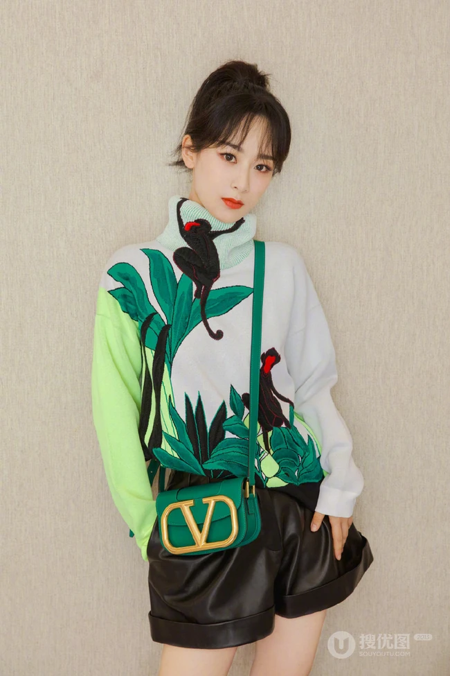 杨紫身穿白色嵌花刺绣毛衣搭配皮质短裤元气写真图片