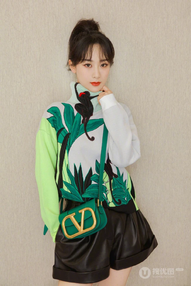 杨紫身穿白色嵌花刺绣毛衣搭配皮质短裤元气写真图片