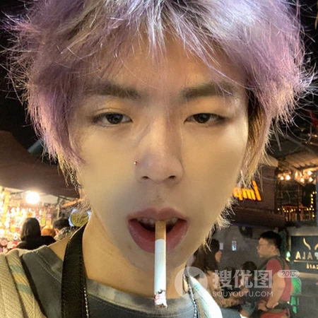 抱宠物狗狗的男生，吸烟耍酷的帅哥头像4月18日更新