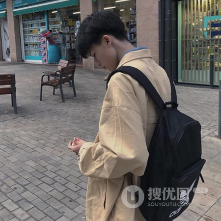 抱宠物狗狗的男生，吸烟耍酷的帅哥头像4月18日更新