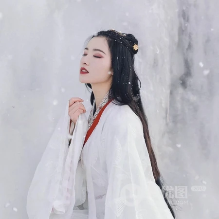 撑油纸伞的美人绝美回眸一笑头像图片，太仙了！