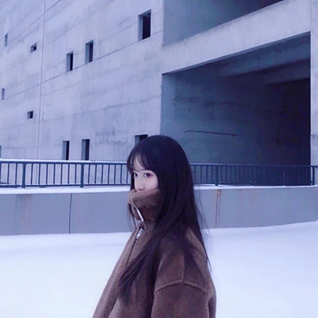 户外少男少女自拍一人一半头像，个性有创意