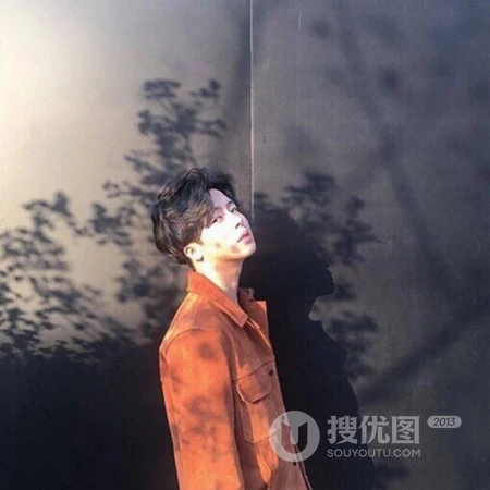 户外少男少女自拍一人一半头像，个性有创意