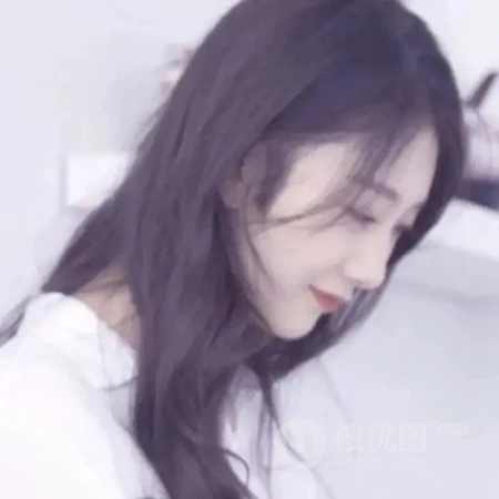 户外少男少女自拍一人一半头像，个性有创意