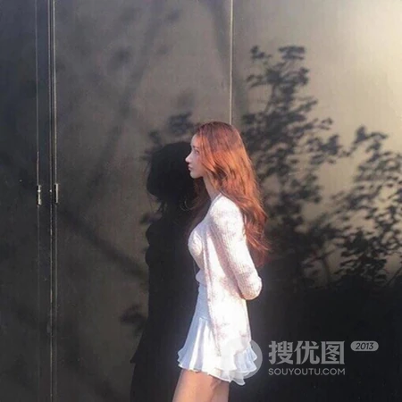 户外少男少女自拍一人一半头像，个性有创意