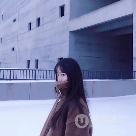 户外少男少女自拍一人一半头像，个性有创意