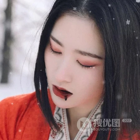 雪中受伤的红衣古风QQ女生头像，香消玉殒惹人怜