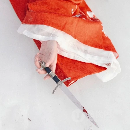 雪中受伤的红衣古风QQ女生头像，香消玉殒惹人怜